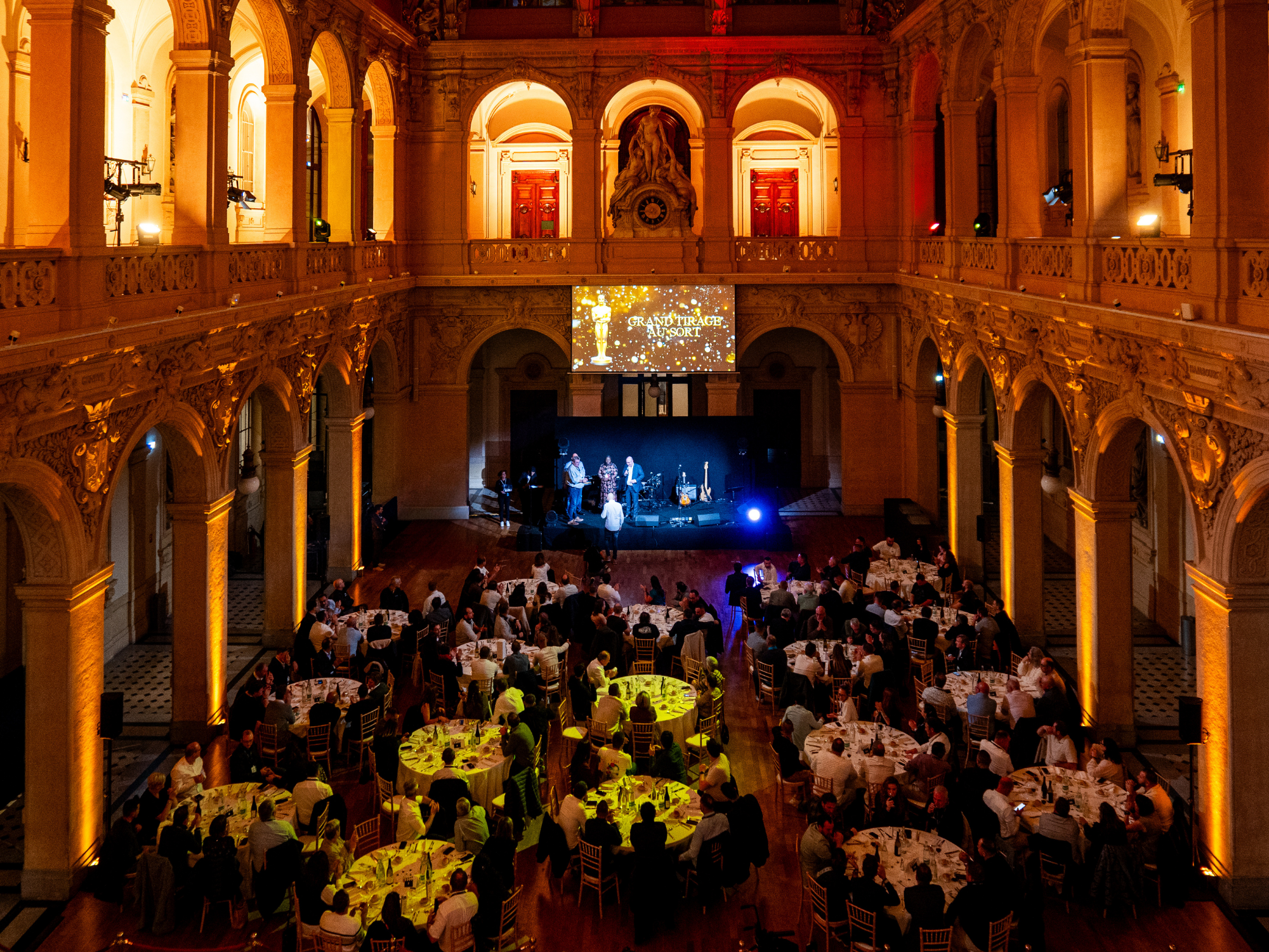 Diner de cocktail avec Mandrego : Son, lumière, vidéo scène avec Tech and Live Groupe Eurosono