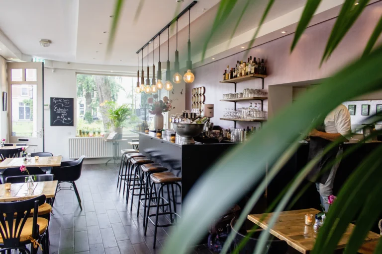 Comment réussir la sonorisation de votre restaurant à Lyon ? Découvrez les conseils d'Eurosono pour créer une ambiance sonore sur-mesure et pérenne.